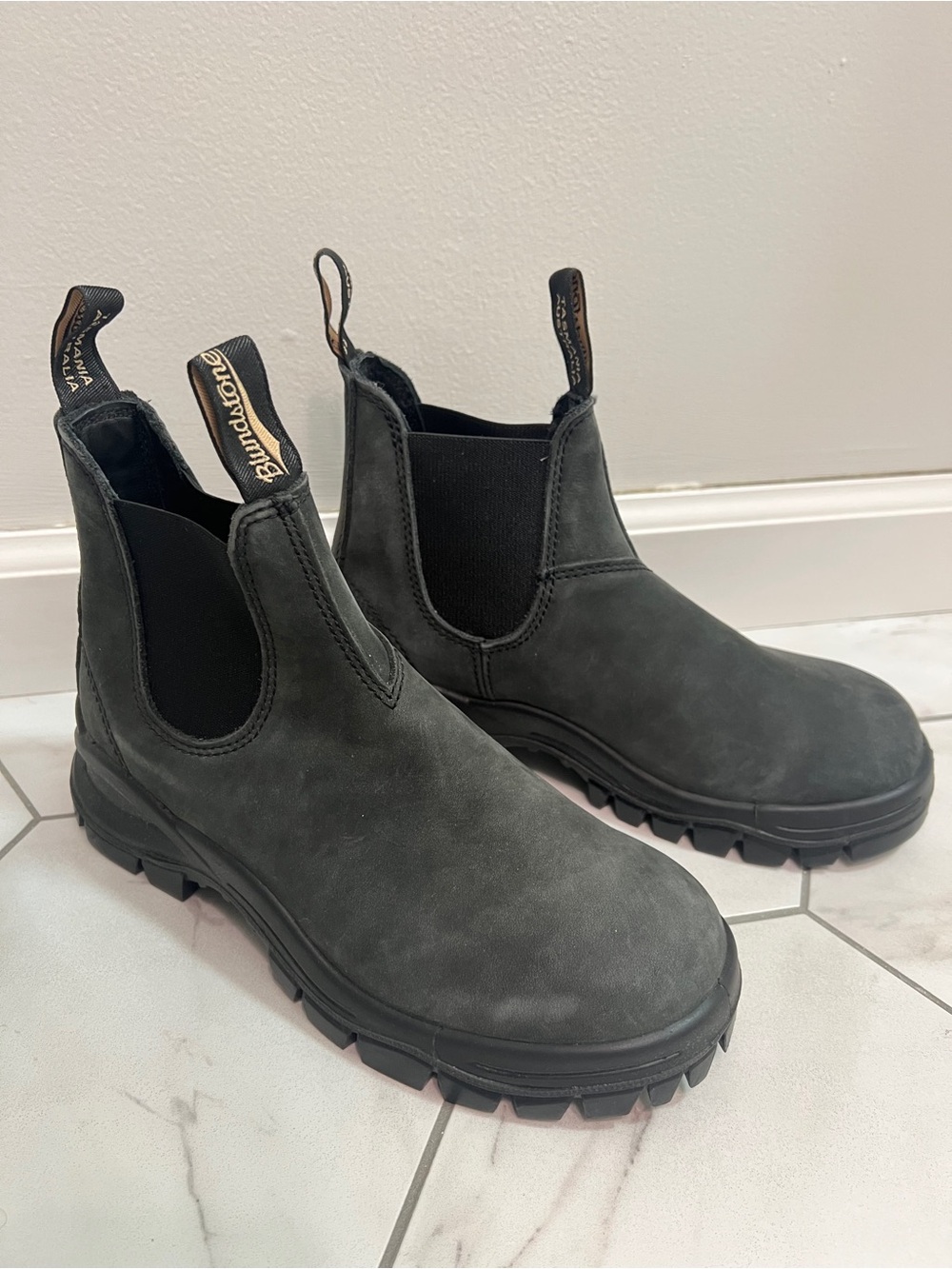 Blundstone 2238 Rustic Black Lug Boots Size 8 Womens